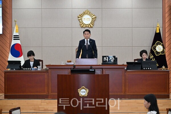 울산 중구의회는 1일 본회의장에서 김영길 구청장 등 관계 공무원이 참석한 가운데 제284회 제1차 정례회 제1차 본회의를 열었다./사진-울산 중구의회