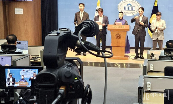 9월 1일 국회 소통관에서 사람법률사무소 이제일 변호사(사진 왼쪽부터), 오동현 검사를 검사하는 변호사모임 공동대표, 조국혁신당 김재원 의원, 수어 통역사, 민생경제연구소 안진걸 소장이 '김진태 전 강원도지사 등을 공직선거법 위반과 청탁금지법 위반 혐의로 경찰청에 고발'하는 기자회견을 하는 장면 (사진=더게이트)