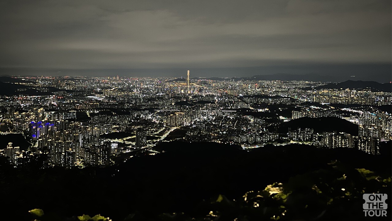 남한산성 서문 전망대에서 내려다본 서울 야경. / 온더투어