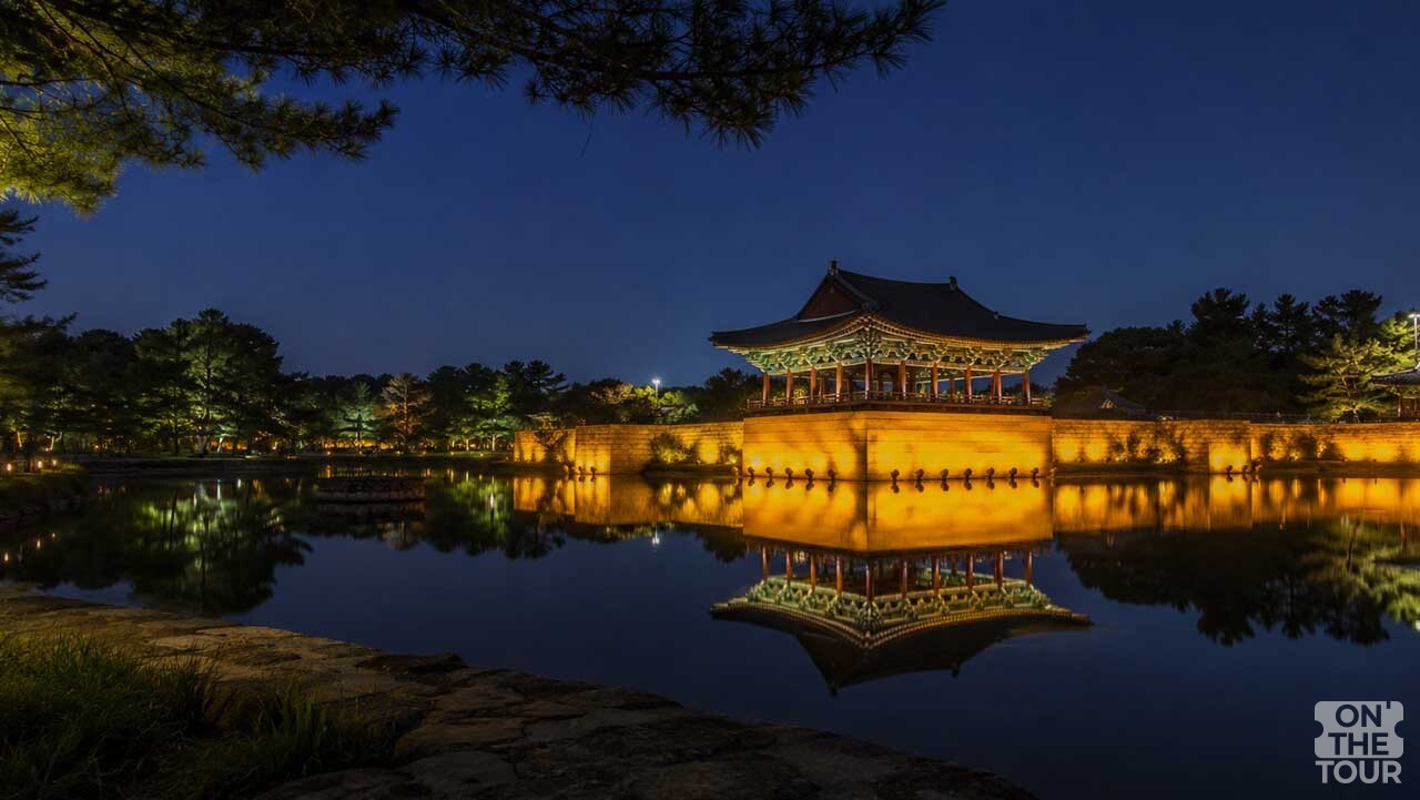 밤이 내린 경주 동궁과 월지 연못에 누각 불빛이 비치고 있다. (AI 생성) / 온더투어