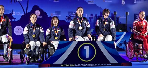 2일 태국 파타야에서 열린 '2026 WA 파타야 장애인펜싱 월드컵' 여자 에페 단체전에서 한국 대표팀이 중국을 꺾고 정상에 올랐다(사진=대한장애인펜싱협회)