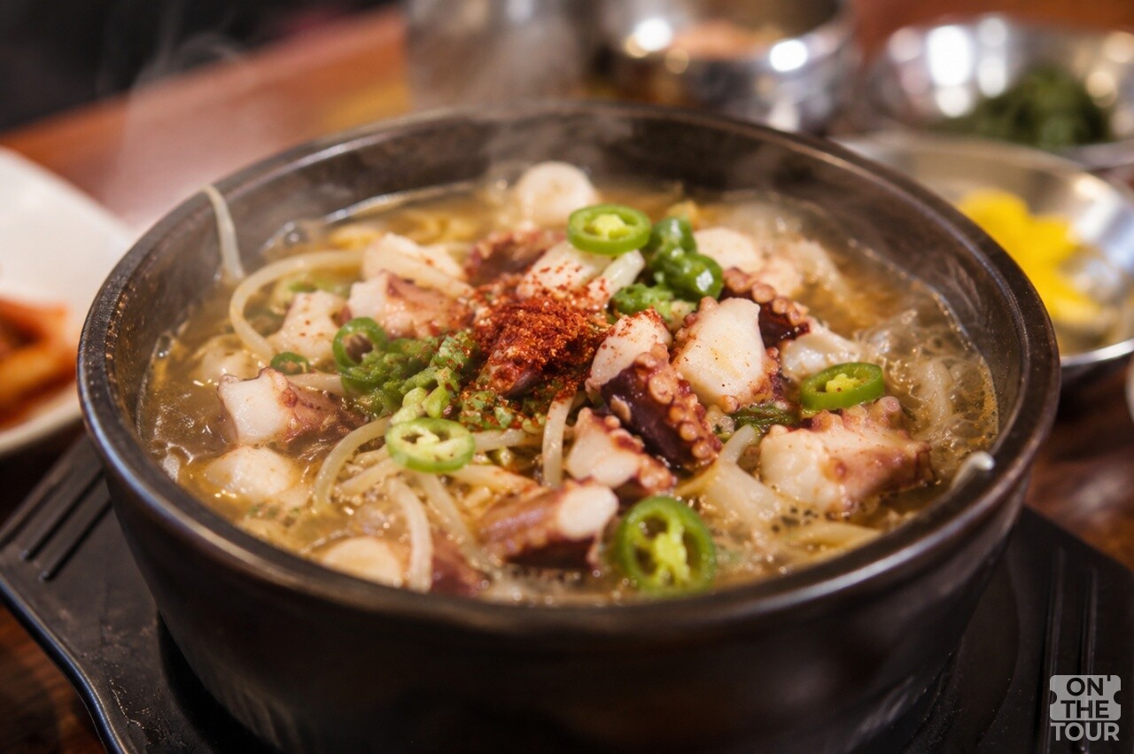 현대옥 콩나물국밥이 끓고 있다. (AI 생성) / 온더투어
