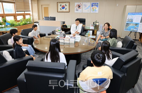 김철우 보성군수가 보성군청에 방문한 겸백초등학교 학생들과 면담하고 있다./사진=보성군