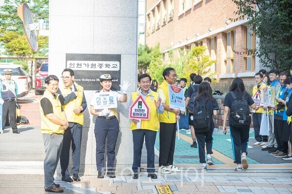 구재용 서해구청장이 3일 인천가현중학교 일대에서 개학기를 맞아 학생들의 안전한 통학환경 조성과 교통사고 예방을 위한 등굣길 교통안전 캠페인을 전개하고 있다.