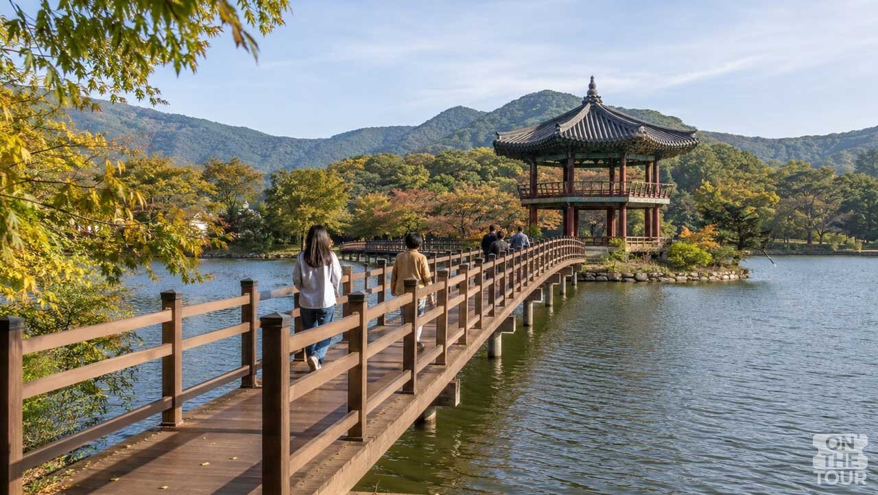 옥연지 송해공원 백년수중다리와 백세정 전경. (AI 생성) / 온더투어