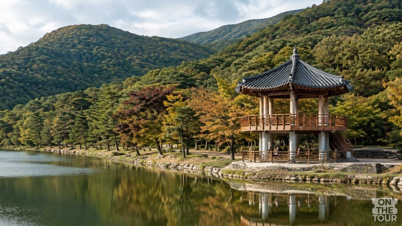 옥연지를 내려다보는 백세정과 호수 풍경. (AI 생성) / 온더투어