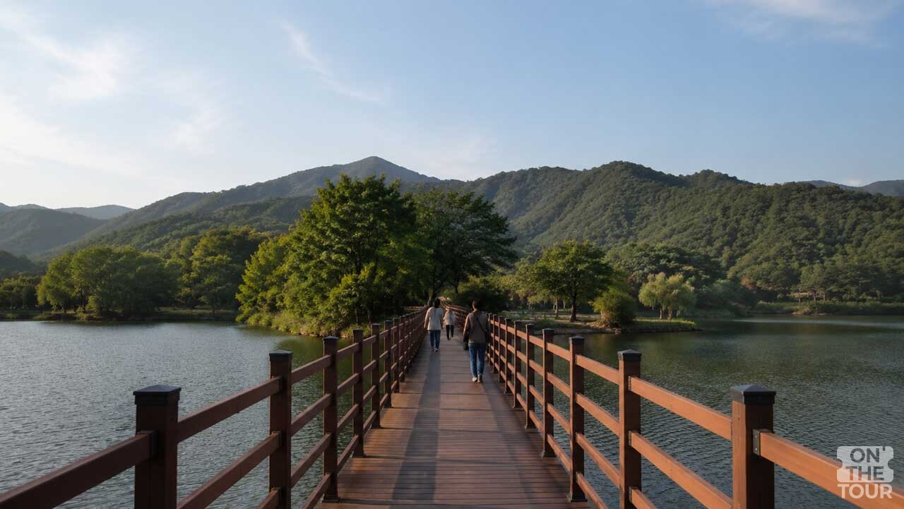 호수 위 백년수중다리를 걷는 방문객들. (AI 생성) / 온더투어