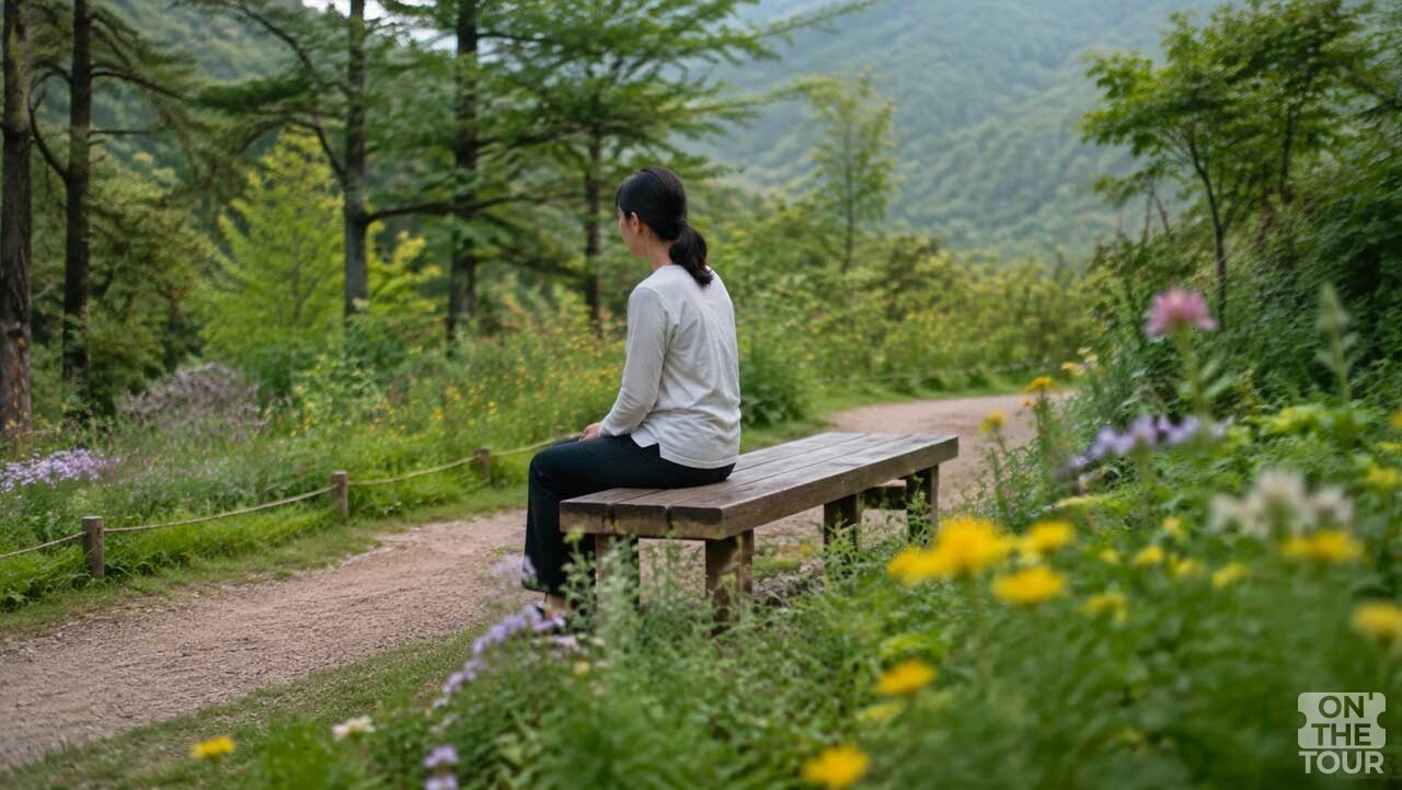 오대산 자락 풀꽃길 벤치에 앉아 쉬는 탐방객. (AI 생성) / 온더투어
