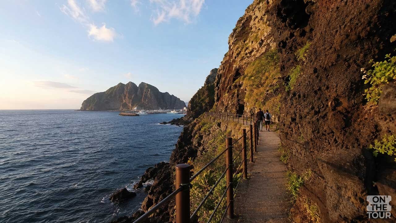 화산암 절벽을 따라 바다 가까이 이어지는 울릉도 해안 산책로. / 온더투어