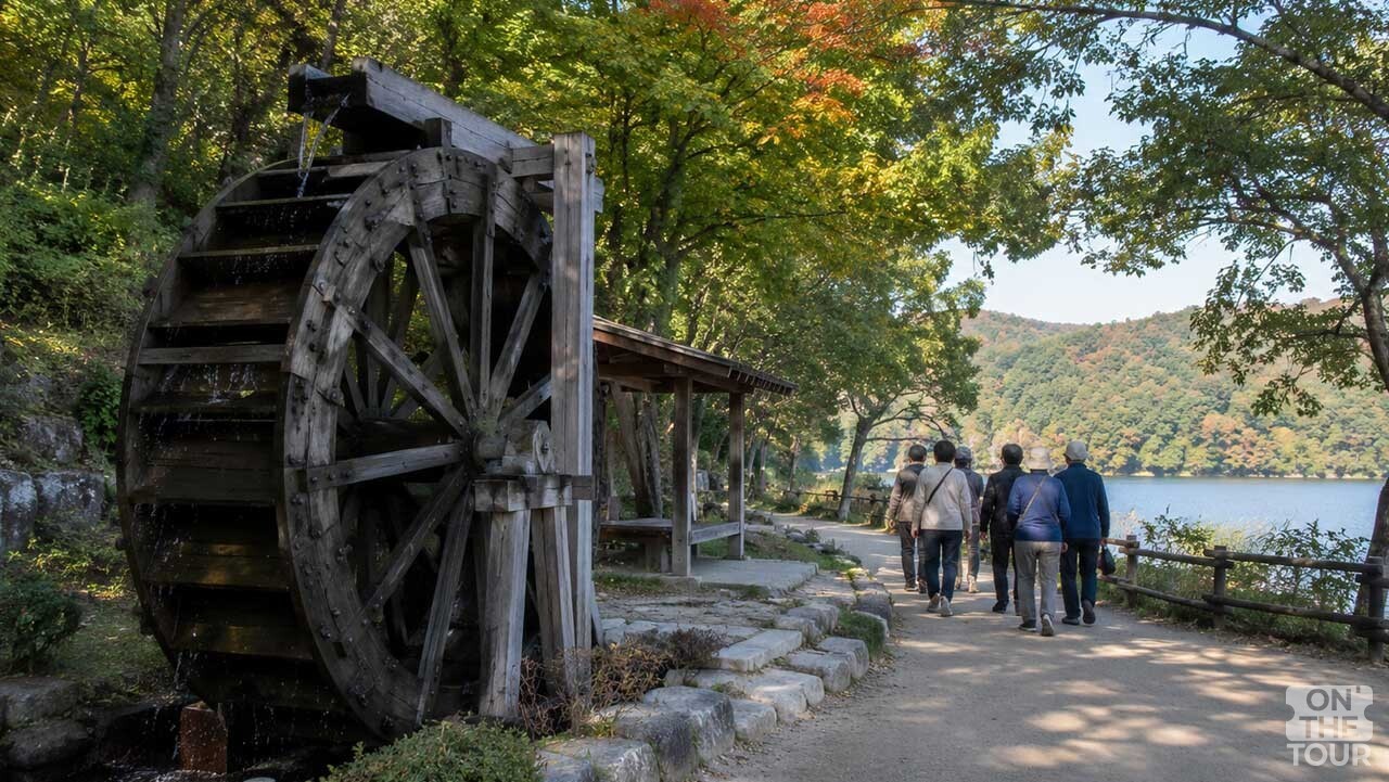 산책로 옆에 자리한 대형 물레방아. (AI 생성) / 온더투어