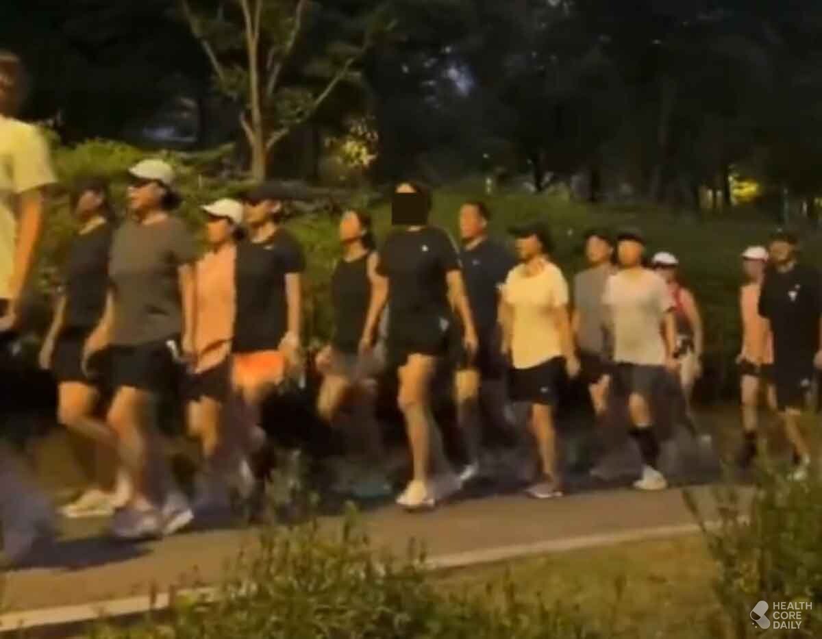 슬로우러닝 자체보다 여러 사람이 한꺼번에 달리며 보행로를 차지하는 행동을 두고 불편하다는 반응이 나오고 있다. 과거 러닝크루에서 불거졌던 ‘길막’ 문제가 슬로우러닝 모임에서도 반복될 수 있다는 지적이다. /사진=엑스 캡처