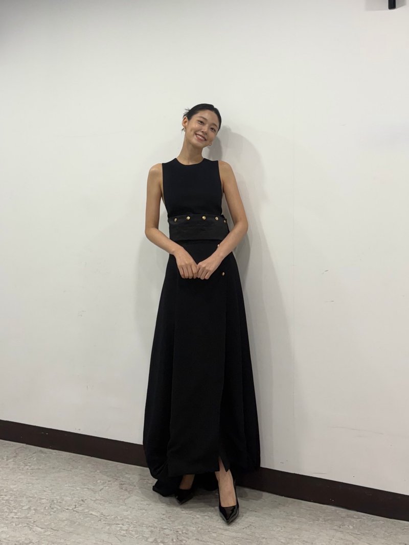 골드 버튼 벨트 디테일을 착용한 김설현 / 사진=김설현 인스타그램