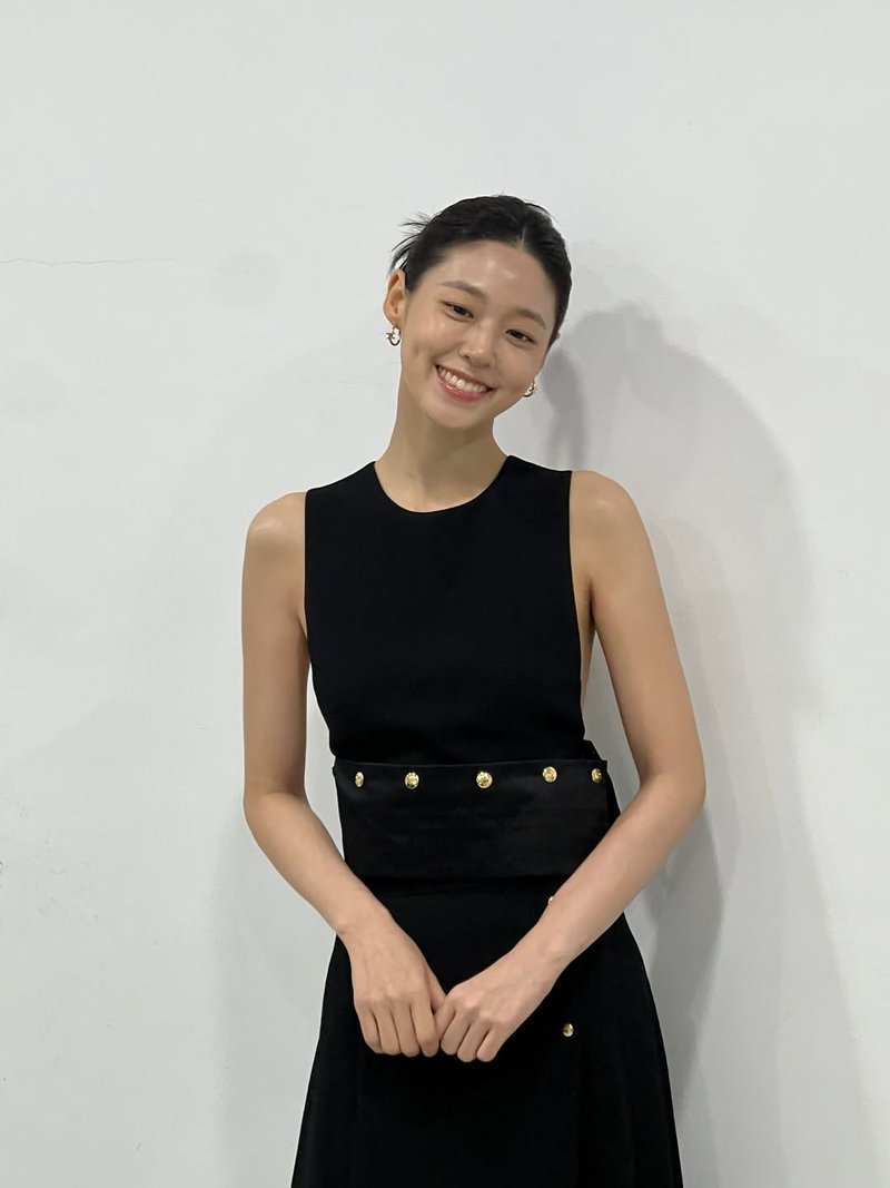 블랙 세트업을 착용한 김설현 / 사진=김설현 인스타그램