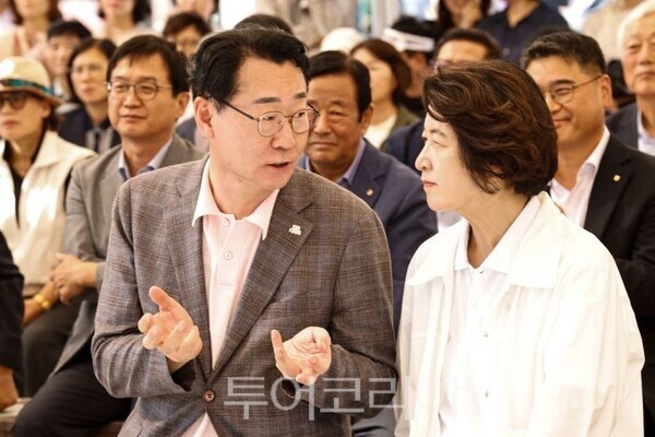 추미애 경기지사가 송산포도축제장을 찾아 정명근 시장과 소통하고 있다/투어코리아뉴스 정명달 기자 사진=정명근 SNS