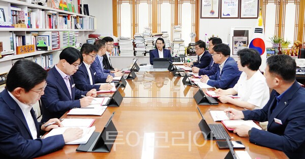 ▲이완섭(가운데) 서산시장의 주재로 지난 2일 시장실에서 열린 간부회의 모습. /사진-서산시