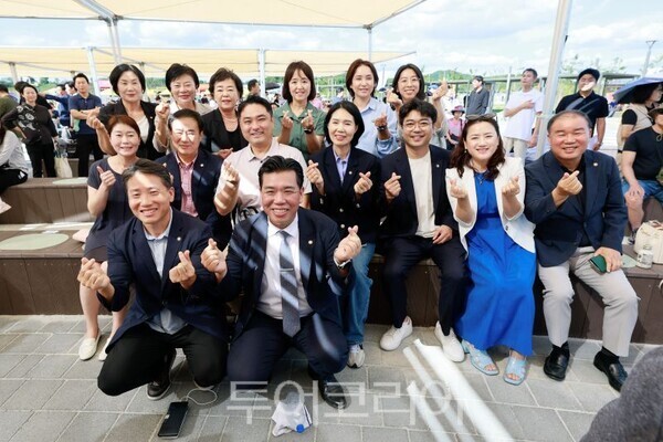 송산포도축제 기념촬영하는 이계철 의장(앞줄 오른쪽)/투어코리아뉴스 정명달 기자 사진=의회