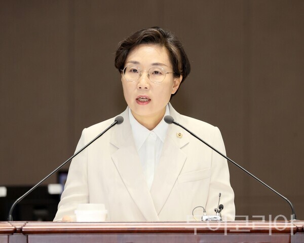 ▲김아진(서천1·더불어민주당) 충남도의회 의원이 지난 2일 열린 제371회 임시회 제2차 본회의 도정질문에서, 충남도의 국정과제 대응과 국비사업 확보 전략을 정면으로 짚으며 ‘국비사업 추진 방식의 근본적인 패러다임 전환’을 촉구하고 있다. /사진-충남도의회