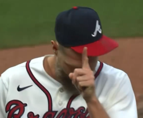 다른 경기장의 다른 팀 선수들도 모자를 삐딱하게 쓰는 동작을 취했다(사진=MLB.com)