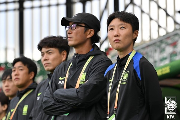 박윤정 여자 U20 대표팀 감독(맨 오른쪽). 대한축구협회 제공