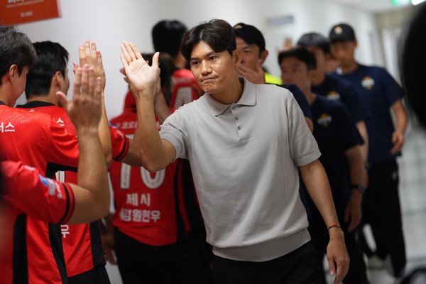 정경호 강원FC 감독. 강원FC 제공