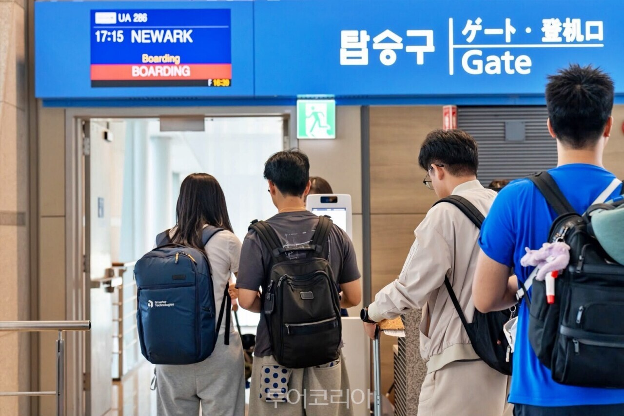 지난 5일 인천-뉴어크 첫 취항 비행기를 타는 탑승객들. 취항편은 만석을 기록, 순조로운 첫 시작을 알렸다. /사진- 유나이티드항공