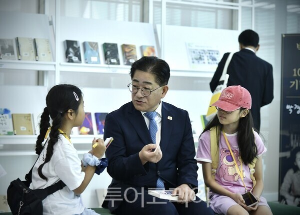 김포시가 지난 6일 모담도서관에서 ‘책, 일생의 기쁨’을 주제로 개최한 ‘2026 김포 독서대전’ 전야제에서 이기형 김포시장이 학생들과 담소를 나누고 있다.