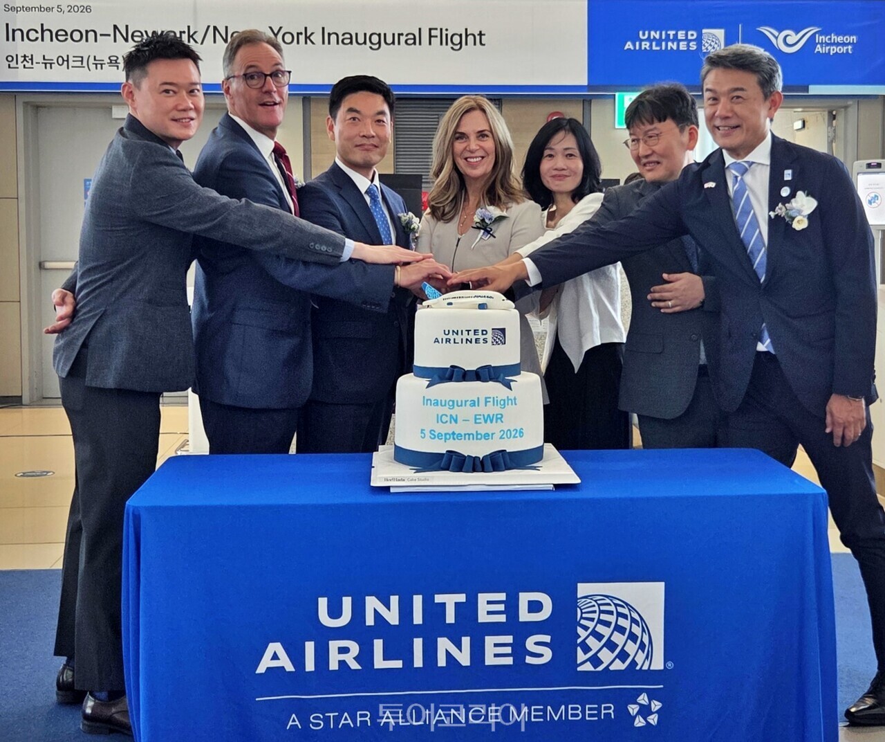  올해로 취항 40주년을 맞은 유나이티드항공이 지난 5일 인천국제공항에서  인천~뉴어크 취항을 기념해 케이크 커팅을 하고 있다. /사진-투어코리아