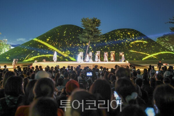 지난 4일 경주 대릉원 90호분 앞에서 ‘2026 국가유산 미디어아트 경주 대릉원’ 개막 공연이 펼쳐지고 있다./사진-경주시