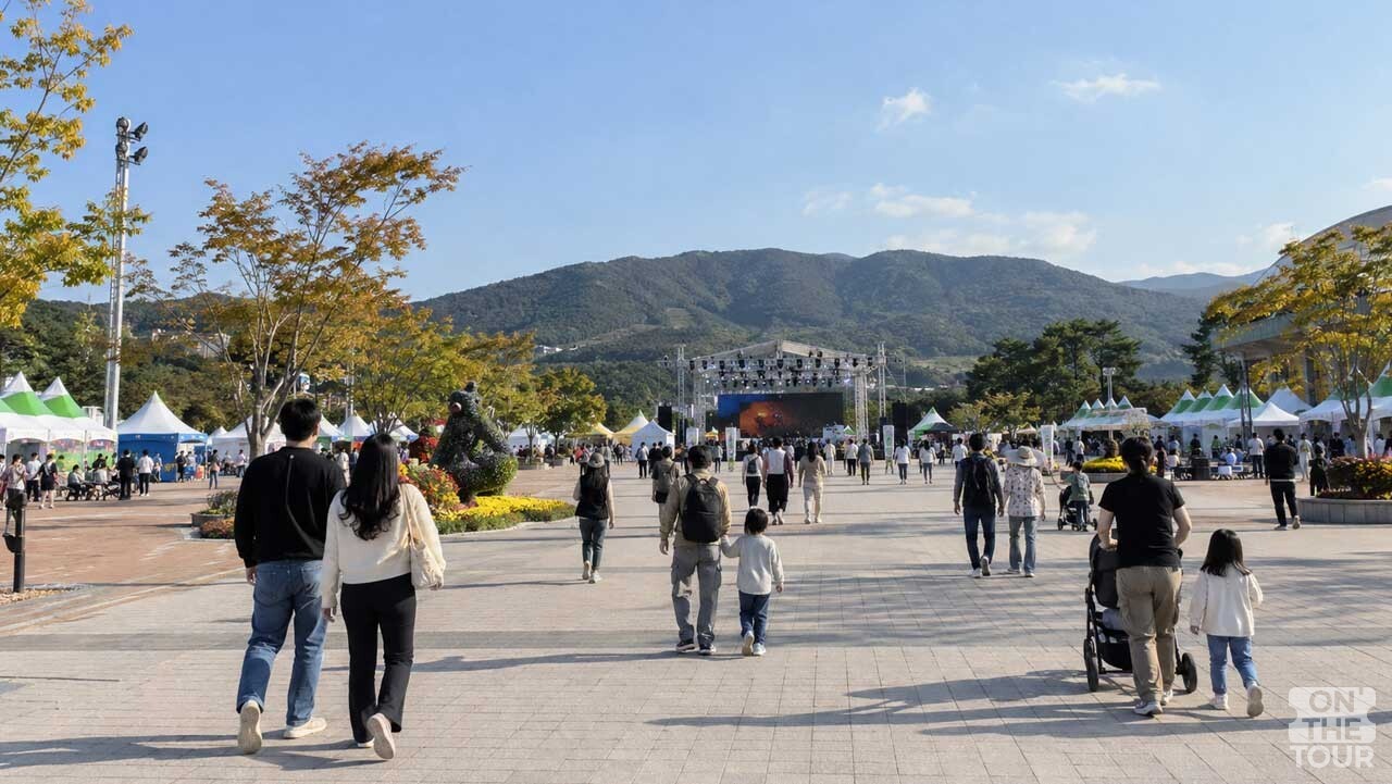 축제장을 찾은 가족 단위 방문객들이 소원지 달기와 체험 부스를 둘러보고 있다. (AI 생성) / 온더투어