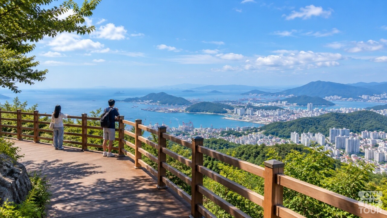 부산 황령산 전망대에서 시민들이 도심을 내려다 보고 있다. (AI 생성) / 온더투어