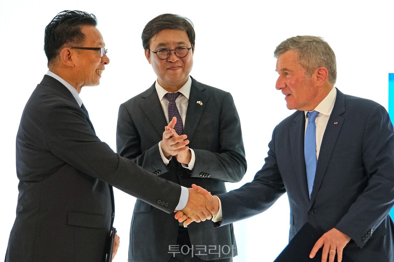 한상준 영화진흥위원회 위원장과 찰스 리브킨 미국영화협회(MPA) 회장이 7일(현지시간) 뤼미에르 서밋(The Lumière Summit)이 열리고 있는 프랑스 생폴드방스 마그 재단에서 최휘영 문화체육관광부 장관의 임석하에 인재양성, 인력교류 등 포괄적 상호 협력 업무협약을 체결하고 있다./사진-문체부