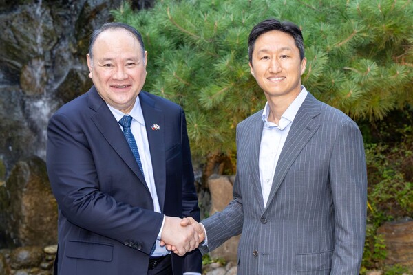 정기선 HD현대 회장(사진 오른쪽)은 전날(7일) 서울에서 길베르토 테오도로 주니어 필리핀 국방장관(왼쪽)을 만나 조선·방위산업 분야 협력 강화 방안을 논의했다. (사진=HD현대 제공)