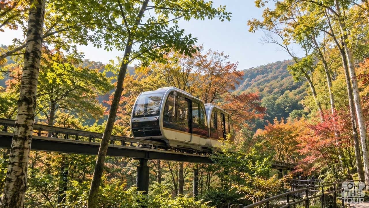 화담숲 산책로 옆으로 모노레일이 지나가고 주변 숲에는 붉고 노란 단풍이 번지고 있다. (AI 생성) / 온더투어