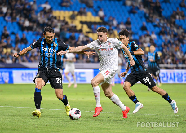 김연수(왼쪽), 김명순(오른쪽, 인천 유나이티드), 갈레고(가운데 부천FC). 서형권 기자