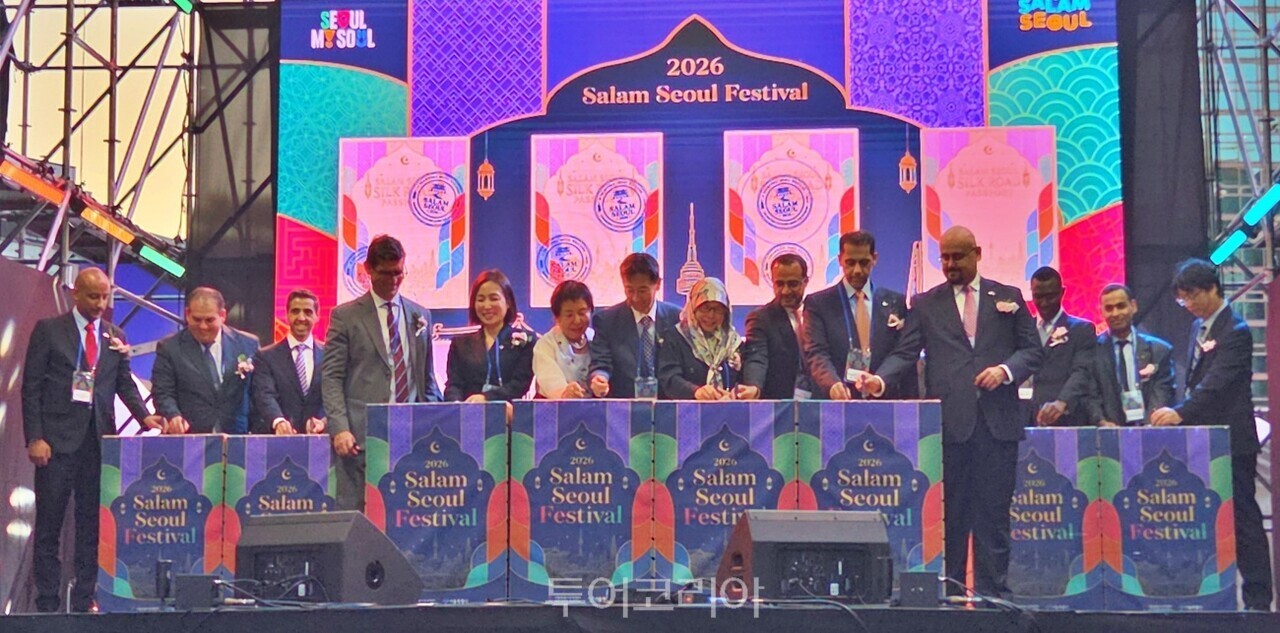 서울 청계광장에서 지난 4일 열린 ‘2026 살람서울 페스티벌’ 개막식에서 서울시 주요 인사와 아시아·중동 지역 외교사절들이 여권  도장을 찍는 퍼포먼스를 펼치며 서울과 아중동을 잇는 새로운 문화교류의 시작을 알리고 있다. /사진-투어코리아