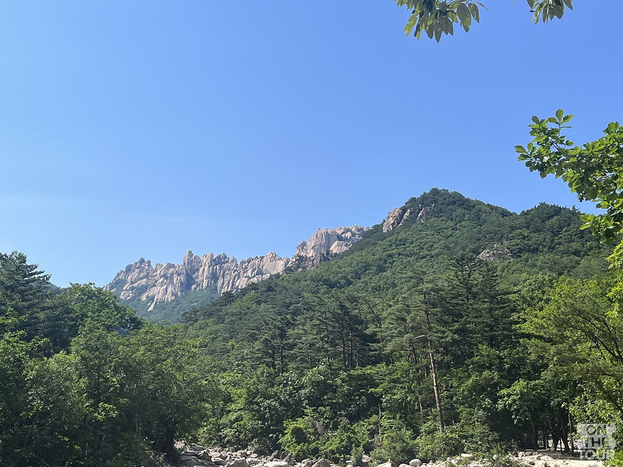 3에서 바라본 울산바위. / 온더투어