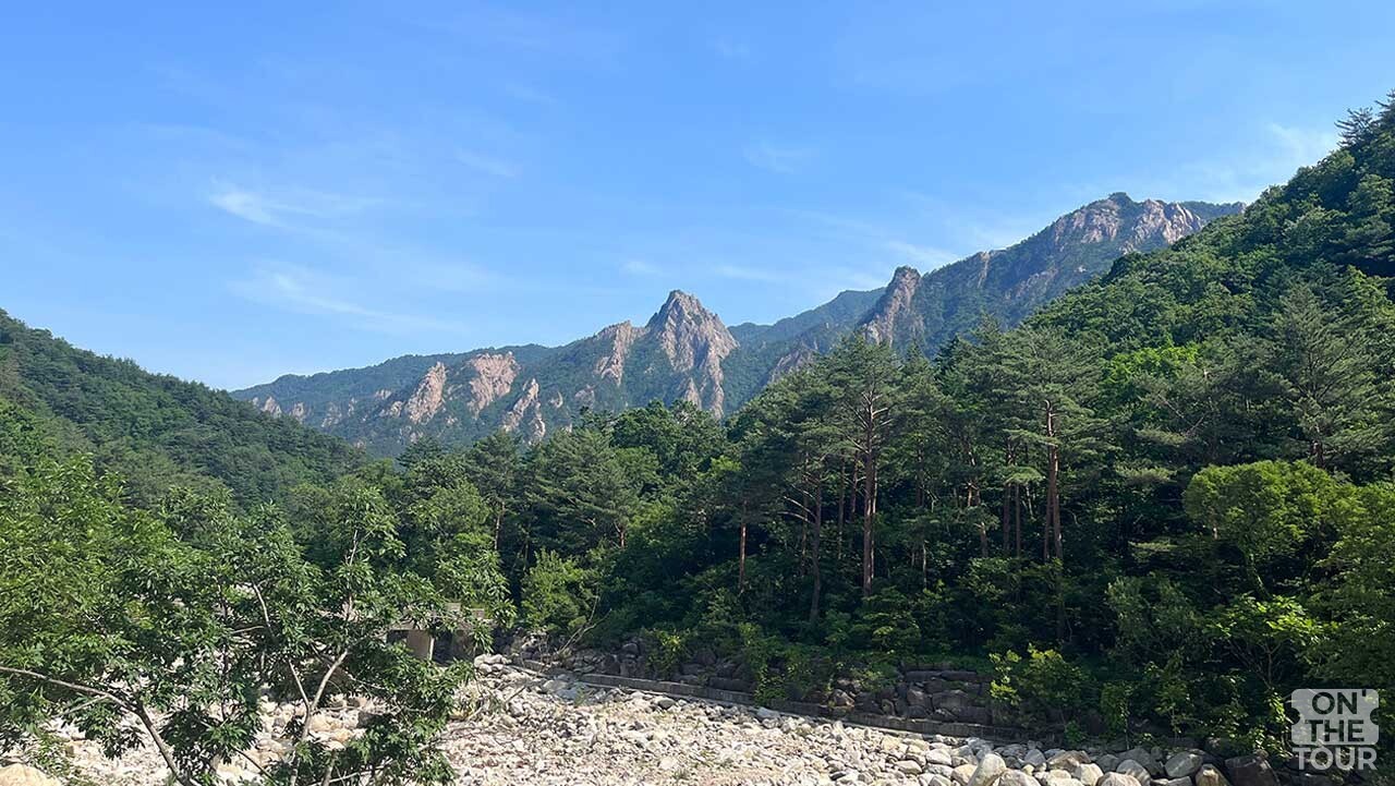 올라가면서 본 설악산 능선쪽. / 온더투어