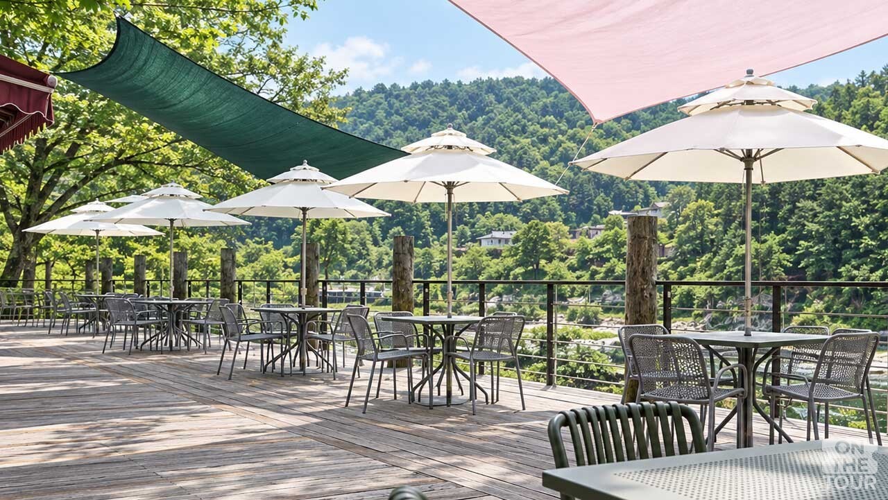 푸른 산을 바라보며 쉬어갈 수 있는 금강휴게소 야외 테라스. (AI 생성) / 온더투어
