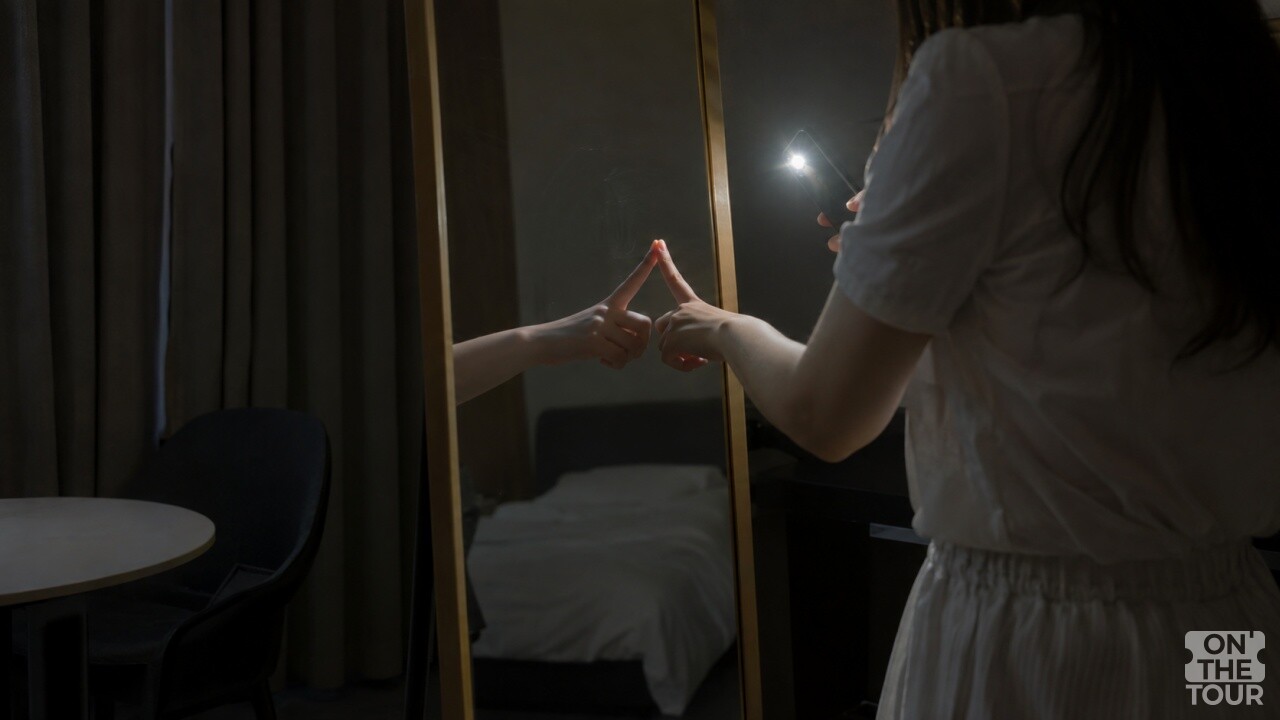 거울에 손가락을 가져다 댄 모습. (AI 생성) / 온더투어