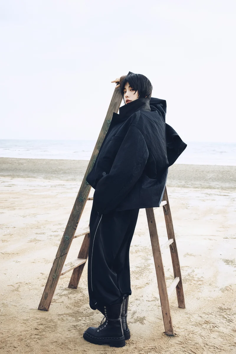 나나가 블랙 오버핏 아우터와 와이드 팬츠로 완성한 모던 셋업 룩 / 사진=E.B.M