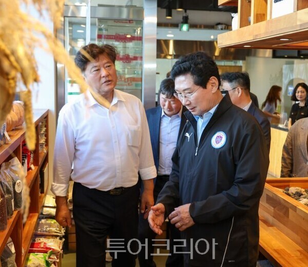 협약식 후 철원 고석정 내 로컬푸트 매장을 둘어보는 이상일 용인특례시장/투어코리아뉴스 정명달 기자 사진=용인시