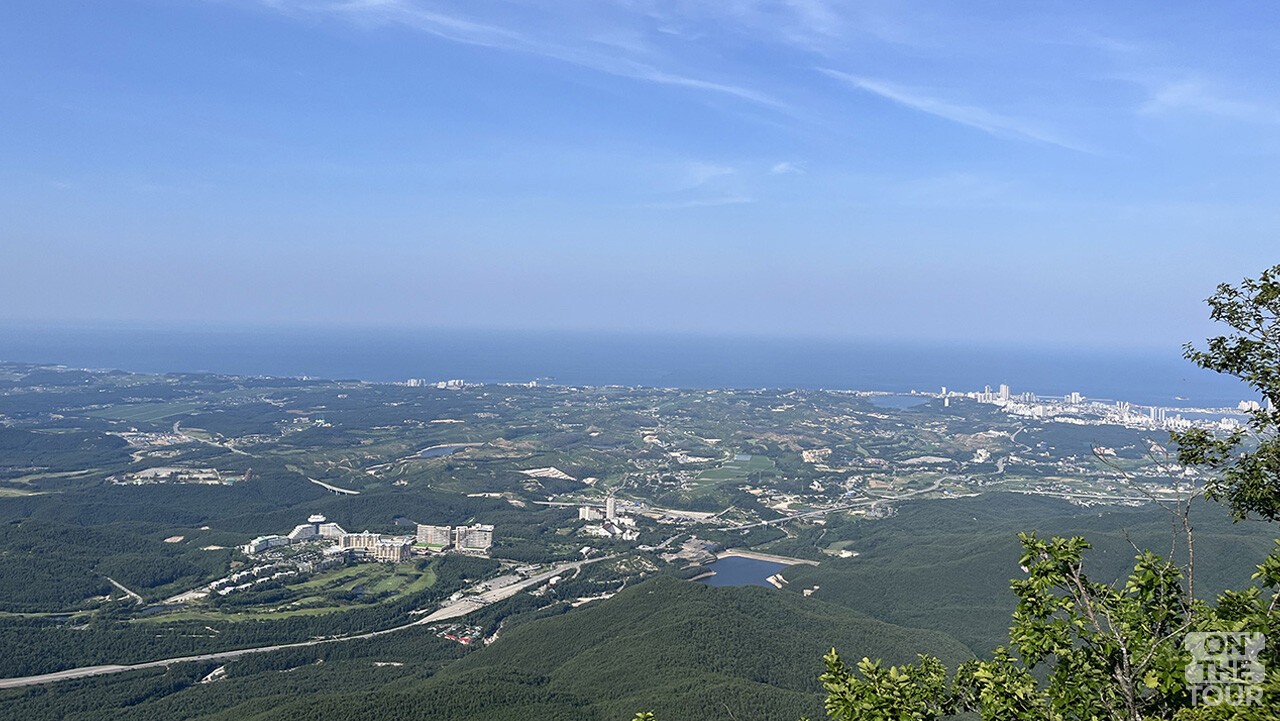 울산바위 정상에서 내려다본 속초 시내와 동해. / 온더투어