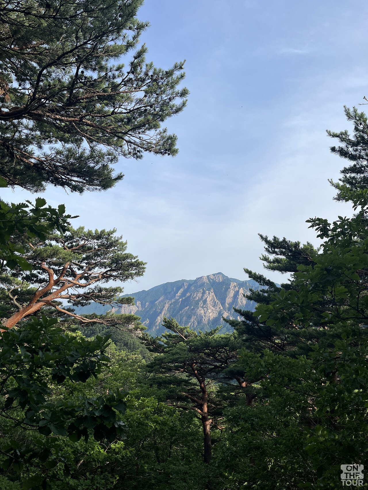 울산바위에서 내려오며 바라본 설악산 풍경. / 온더투어