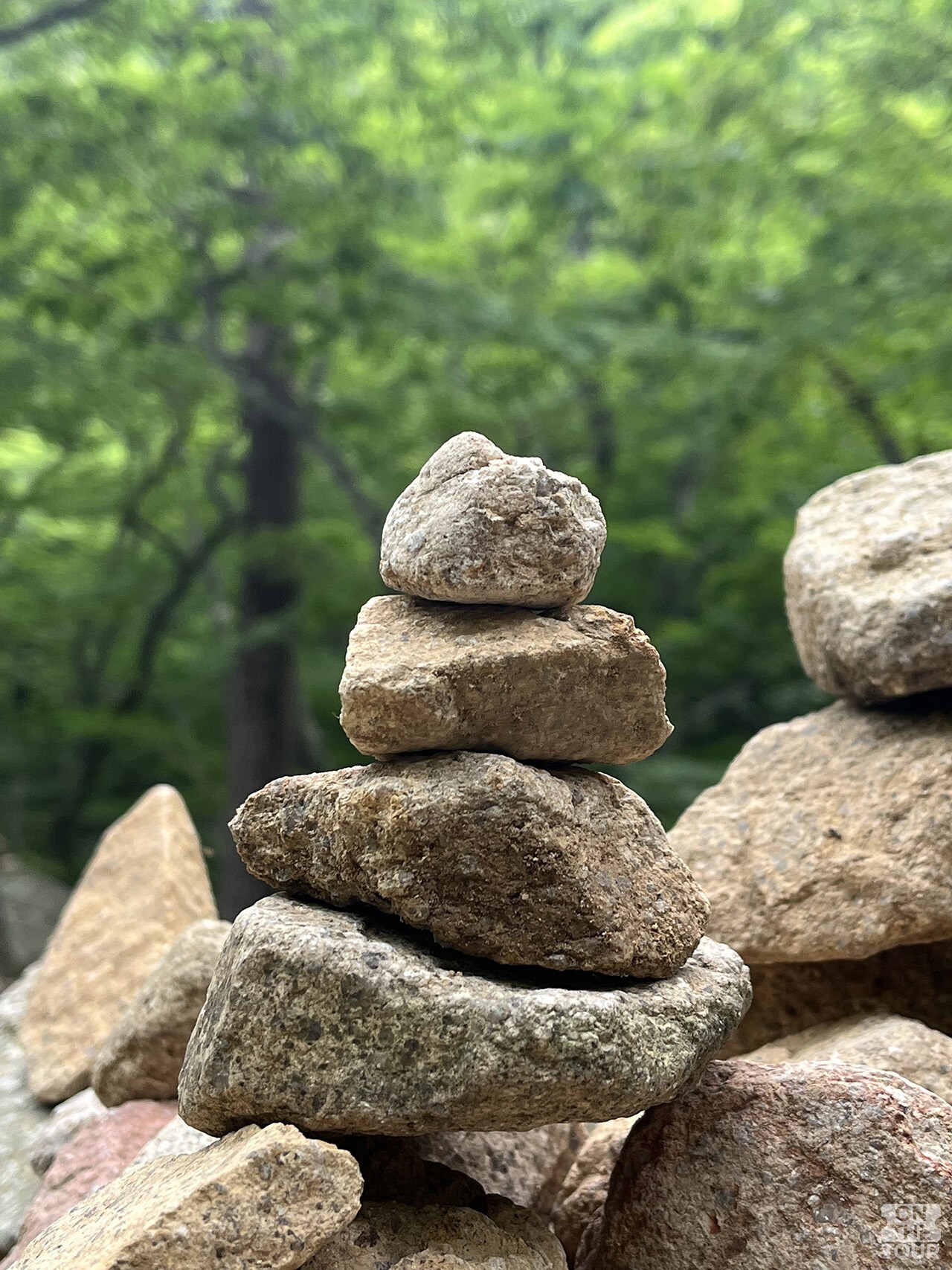 울산바위 하산길에서 만난 돌탑. / 온더투어