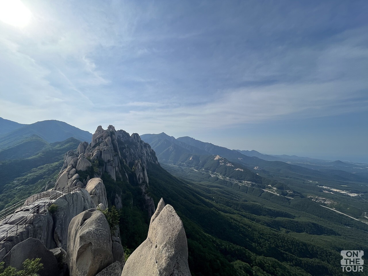 울산바위 정상 부근에서 바라본 암봉과 미시령 방향 산지. / 온더투어