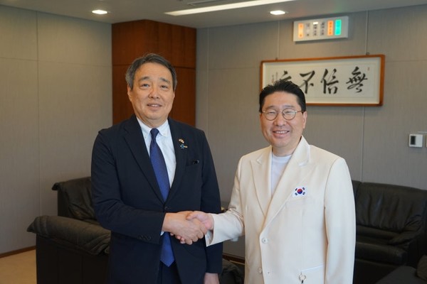 이상현 단장과 미즈시마 코이치 주한일본대사 / 대한사이클연맹 제공