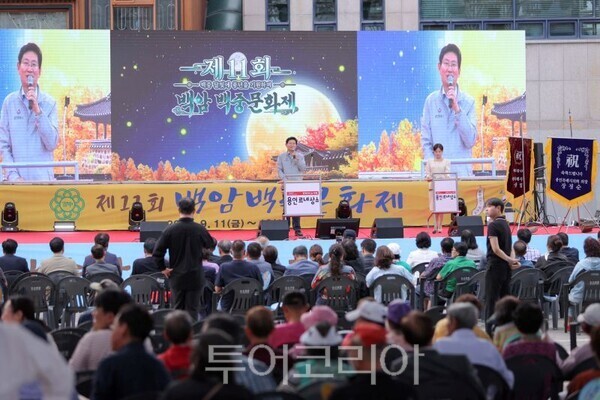 이상일 시장이 백암백중문화축제에서 축사를 하고 있다/투어코리아뉴스 정명달 기자   사진=용인시