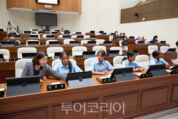 김희영 윤리특별위원장이 의회 본회의장에서 동티모르 성 베드로·성 바오로 가톨릭학교 학생 4명과 이야기를 나누고 있다/투어코리아뉴스 정명달 기자 사진=의회
