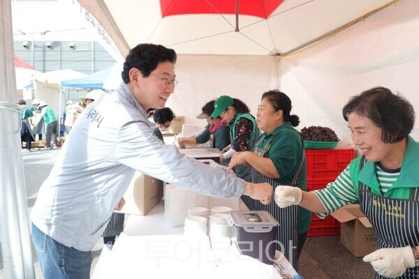 이상일 시장이 주민과 손 인사를 하고 있다/투어코리아뉴스 정명달 기자 사진=용인시