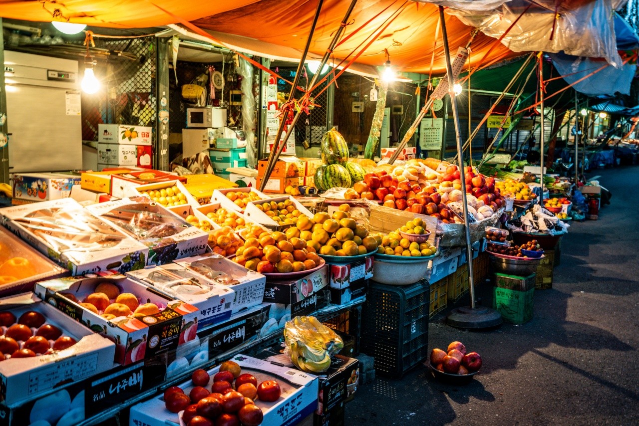 전주 남부시장 과채류 가게. / Keitma-shutterstock